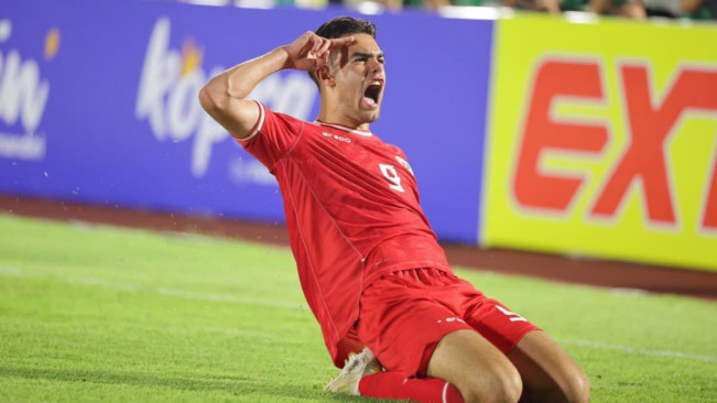 Jens Raven membela Timnas Indonesia. [Instagram]